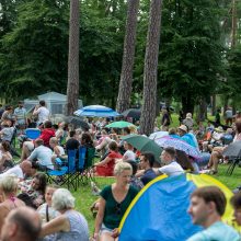 Praūžė „Akacijų alėjos“ festivalis: muzikos mylėtojų neišgąsdino net didžiulė liūtis