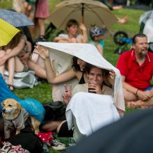 Praūžė „Akacijų alėjos“ festivalis: muzikos mylėtojų neišgąsdino net didžiulė liūtis