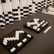 „Lego“ mozaika, atkartojanti pašto grindinį, pretenduoja patekti į rekordų knygą