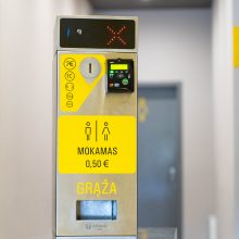 Pasipiktino: autobusų stotyje mokėjo už tualetą, bet liko be grąžos