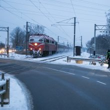 „Lietuvos geležinkeliai“ su policija vykdė saugaus eismo pervažose akciją