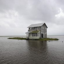 Susilpnėjusi audra tebekelia potvynių ir tornadų pavojų JAV