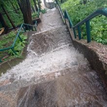 Kauną skalavo liūtis ir kruša: gatvės buvo sunkiai pravažiuojamos, laiptai virto kriokliu