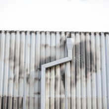 Kaune degė gamybinio pastato siena