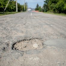 Aleksoto gyventojai širsta dėl duobių: gatvėje jaučiasi kaip slalomo trasoje