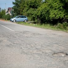 Aleksoto gyventojai širsta dėl duobių: gatvėje jaučiasi kaip slalomo trasoje