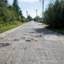 Aleksoto gyventojai širsta dėl duobių: gatvėje jaučiasi kaip slalomo trasoje