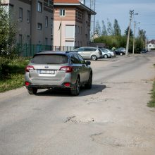 Aleksoto gyventojai širsta dėl duobių: gatvėje jaučiasi kaip slalomo trasoje