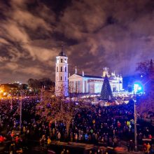 Šiemet Vilniuje karūnuota eglė ar praėjusių metų kompozicija „Laikas“: kas puošniau? 