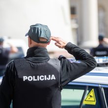 Policijos pareigūnai visoje Lietuvoje švyturėliais atidavė pagarbą žuvusiam kolegai