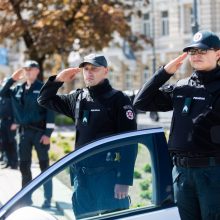 Policijos pareigūnai visoje Lietuvoje švyturėliais atidavė pagarbą žuvusiam kolegai
