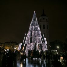 Sostinėje įžiebta siurreali Kalėdų eglė