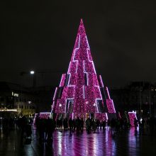 Sostinėje įžiebta siurreali Kalėdų eglė