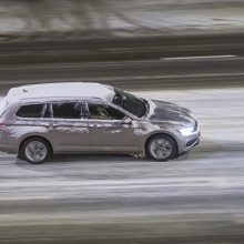 Perspėja: eismo sąlygas sunkina plikledis