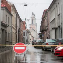 Rotušės aikštės prieigas jau juosia tvoros: dėl eglutės įžiebimo ribojamas eismas