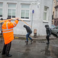 Rotušės aikštės prieigas jau juosia tvoros: dėl eglutės įžiebimo ribojamas eismas