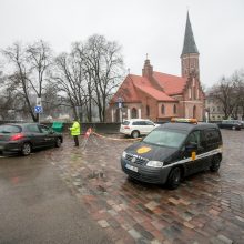 Rotušės aikštės prieigas jau juosia tvoros: dėl eglutės įžiebimo ribojamas eismas