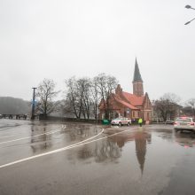 Rotušės aikštės prieigas jau juosia tvoros: dėl eglutės įžiebimo ribojamas eismas