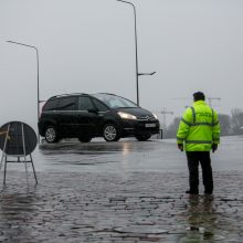 Rotušės aikštės prieigas jau juosia tvoros: dėl eglutės įžiebimo ribojamas eismas