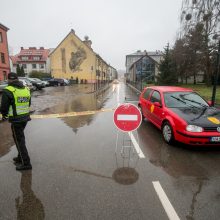 Rotušės aikštės prieigas jau juosia tvoros: dėl eglutės įžiebimo ribojamas eismas