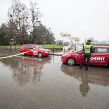 Rotušės aikštės prieigas jau juosia tvoros: dėl eglutės įžiebimo ribojamas eismas