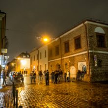 Į Rotušės aikštę buvo įleidžiami ne visi, tačiau žmonės vis tiek rinkosi prie tvorų