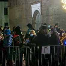 Į Rotušės aikštę buvo įleidžiami ne visi, tačiau žmonės vis tiek rinkosi prie tvorų