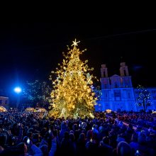 Žingsnis link Kalėdų: įžiebta žvaigždėmis puošta Kauno eglutė!