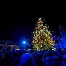 Žingsnis link Kalėdų: įžiebta žvaigždėmis puošta Kauno eglutė!