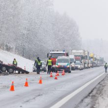 Tragiškas susidūrimas pakaunėje: grandininę reakciją sukėlė užsieniečio užsnūdimas prie vairo    