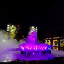 Fontanas Laisvės alėjoje nušvito purpurine spalva