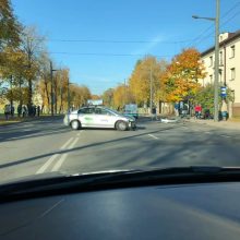 Avarija K. Petrausko gatvėje: „Taxify“ automobilis partrenkė motociklininką