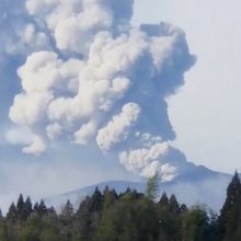 Japonijoje išsiveržė ugnikalnis, atšaukta dešimtys skrydžių