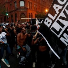 Vašingtone surengtos neonacių eitynės nublanko prieš oponentų demonstraciją