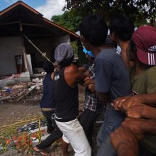 Indonezijos žemės drebėjimo aukų skaičius perkopė 430