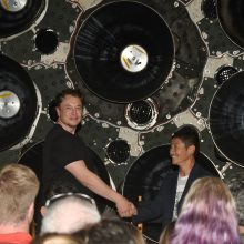 „SpaceX“ kaip turistą į Mėnulį skraidins japonų verslininką