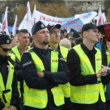 Lenkiją krečia masiniai pareigūnų protestai