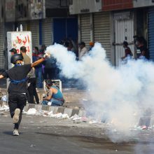 Bagdade malšinant protestus ašarinių dujų kanistrai užmušė keturis demonstrantus