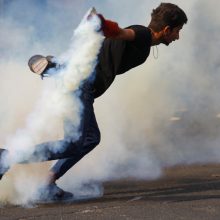 Bagdade malšinant protestus ašarinių dujų kanistrai užmušė keturis demonstrantus