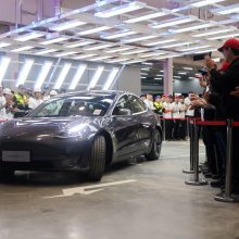 Kinijoje nuo konvejerių pradėjo riedėti pirmieji „Tesla“ automobiliai