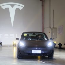 Kinijoje nuo konvejerių pradėjo riedėti pirmieji „Tesla“ automobiliai