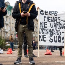 Prie Seimo 1 tūkst. pieno gamintojų reikalauja paramos, K. Navicko pasitraukimo