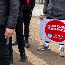 Prie Seimo 1 tūkst. pieno gamintojų reikalauja paramos, K. Navicko pasitraukimo