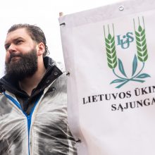 Prie Seimo 1 tūkst. pieno gamintojų reikalauja paramos, K. Navicko pasitraukimo