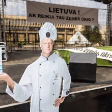 Prie Seimo 1 tūkst. pieno gamintojų reikalauja paramos, K. Navicko pasitraukimo