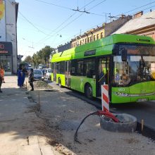 Kauno centre susidūrė užsieniečio vairuojamas automobilis ir troleibusas