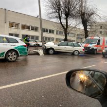 Avarija sostinėje: „Audi“ rėžėsi į stulpą