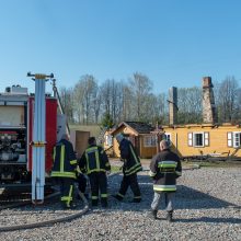 Tauragės rajone sudegė klebonijos pastato stogas