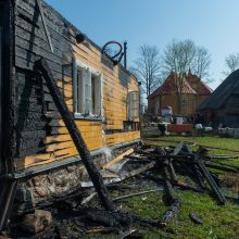 Tauragės rajone sudegė klebonijos pastato stogas