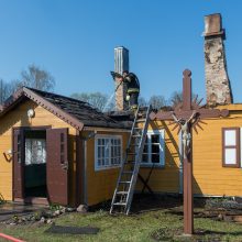 Tauragės rajone sudegė klebonijos pastato stogas